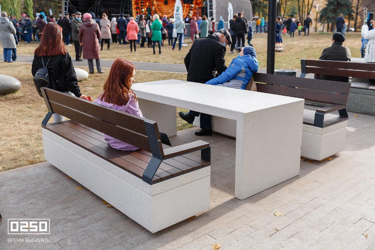 Фото Бетонная скамейка со спинкой с настилом белого цвета со парковым столом Парк Первомайский Уфа