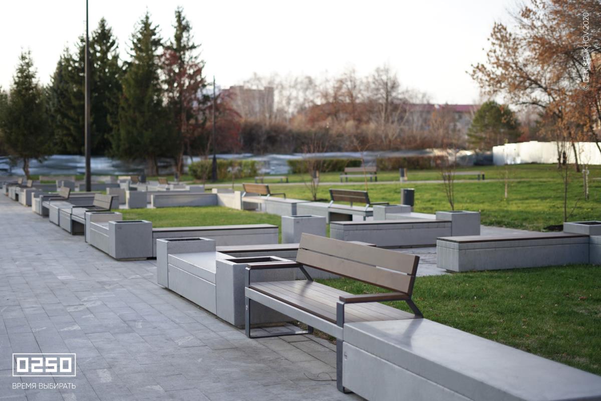 Фото Бетонная скамейка без настила белого цвета в парке Первомайский Уфа