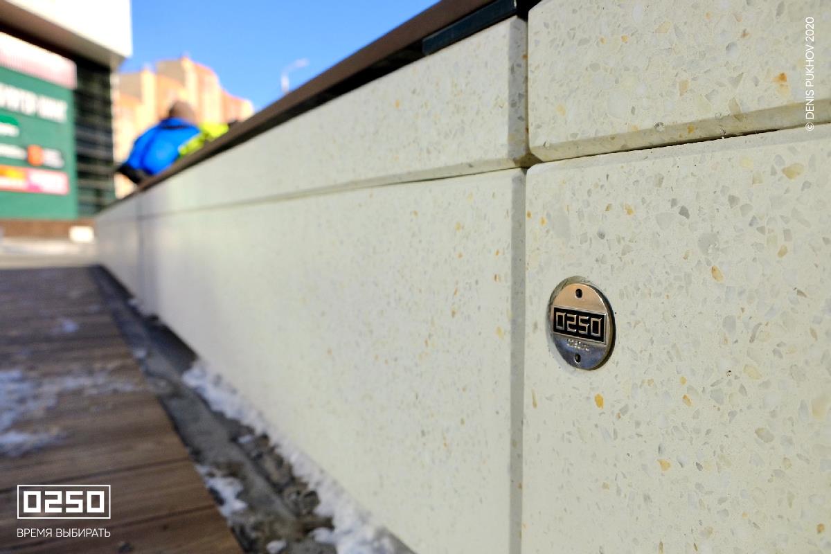 Фото Скамейка из бетона белого цвета без настила крупным планом