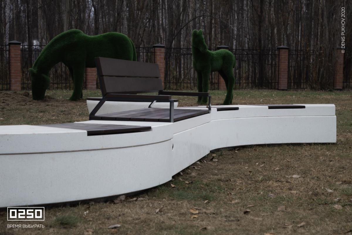Фото Бетонная скамейка простая со спинкой белого цвета в модульной змейке парк в г.Пытьях