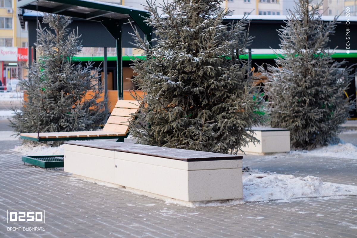 Фото Бетонная скамейка белая зимой на полщадке у  Белого рынка Челябинск
