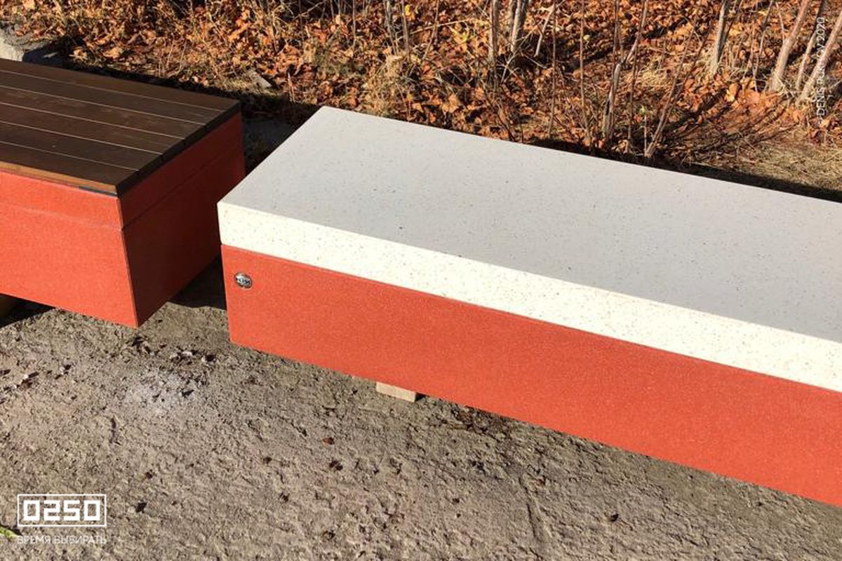 Фото Скамейка из полированного бетона двух цветов без настила