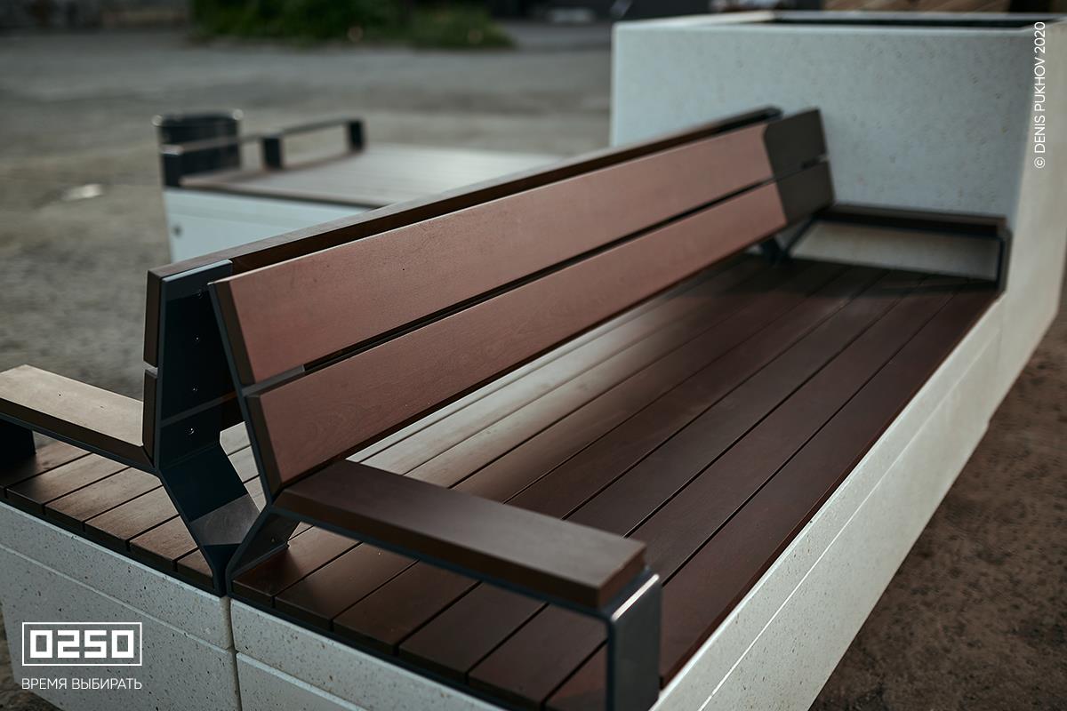 Фото Двойная бетонная скамейка простая со спинкой белого цвета ул Кирова Челябинск