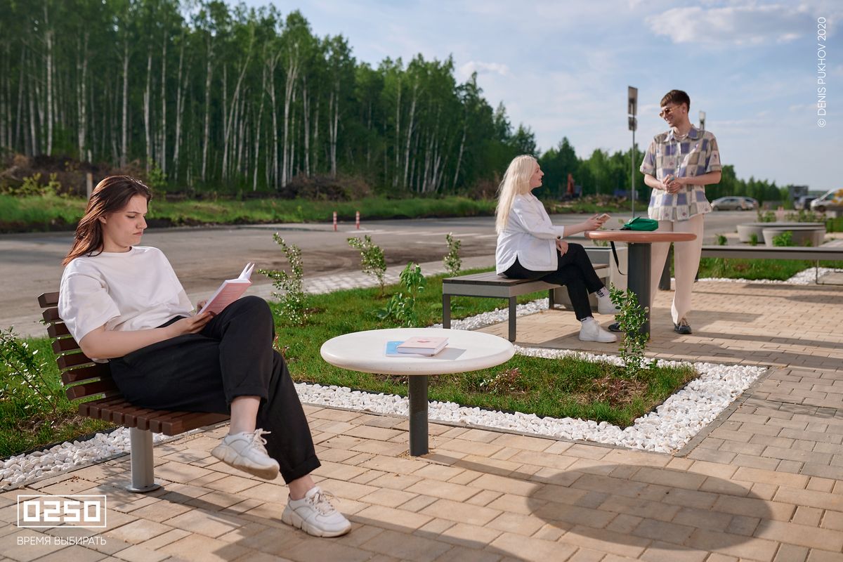 Фото Уличный низкий стол на одной ножке белого цвета жилищный комплекс Челябинск