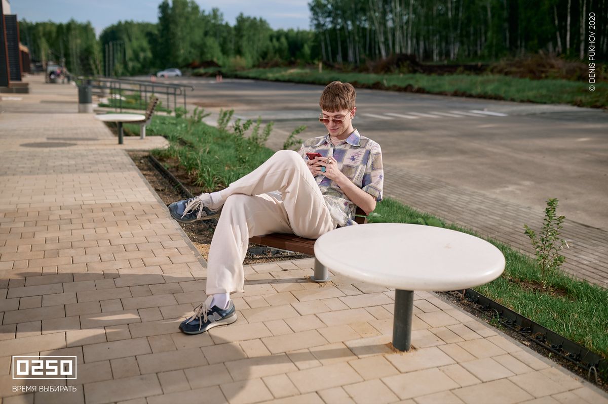 Фото Низкий стол с круглой столешницей белого цвета из бетона  ЖК Ньютон Челябинск