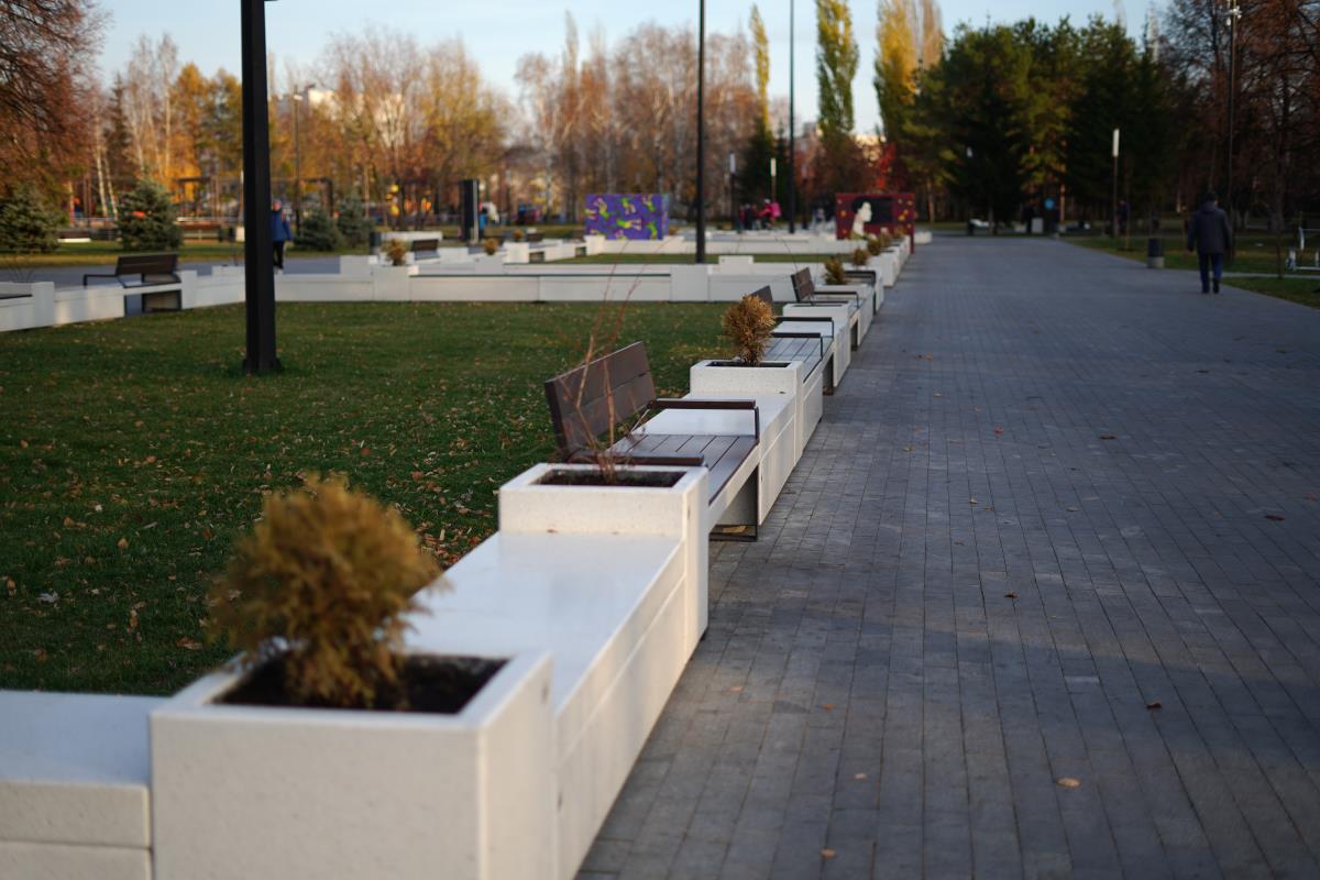 Фото: Вазон напольный из полированного бетона со скамейками в Парк Первомайский Уфа